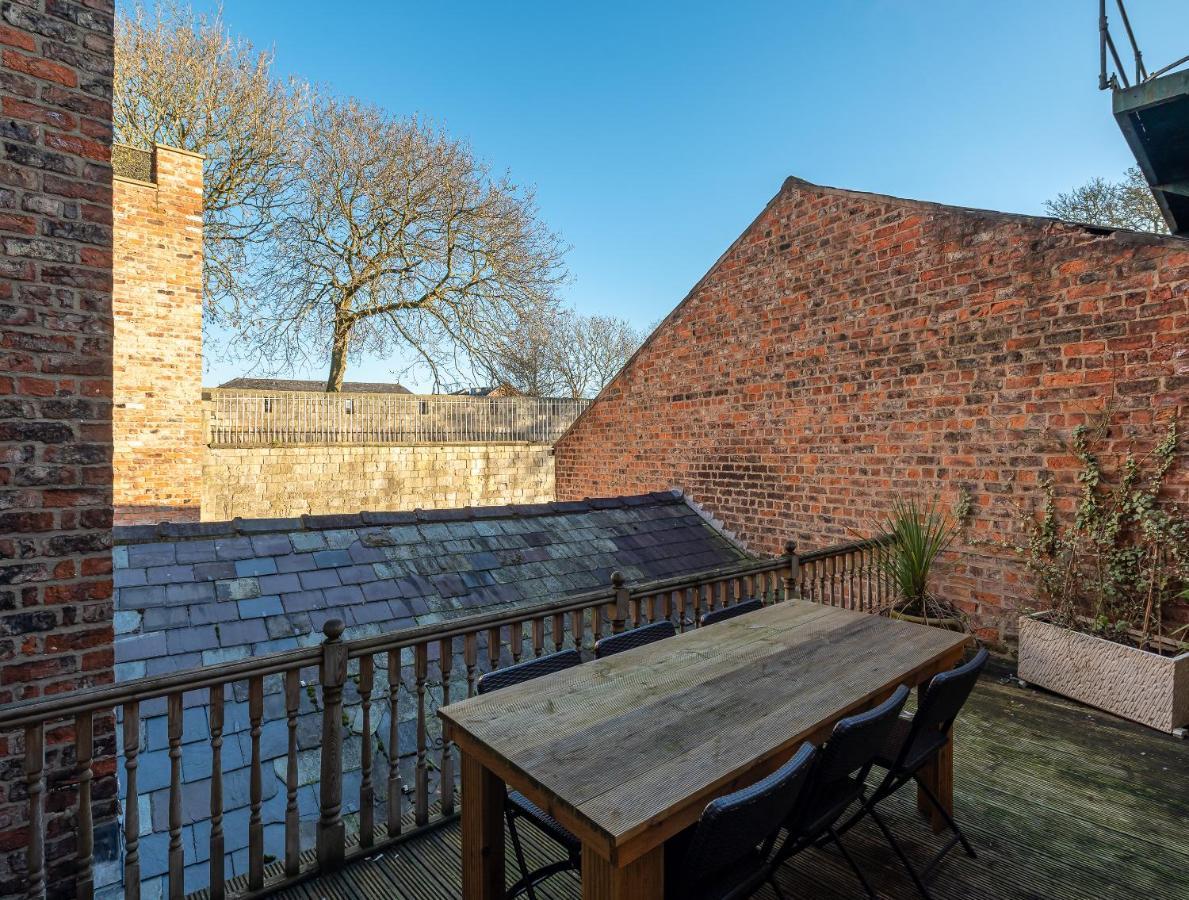 Roman Walls View York Bagian luar foto