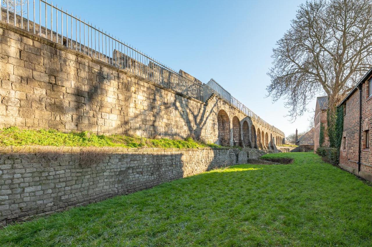 Roman Walls View York Bagian luar foto